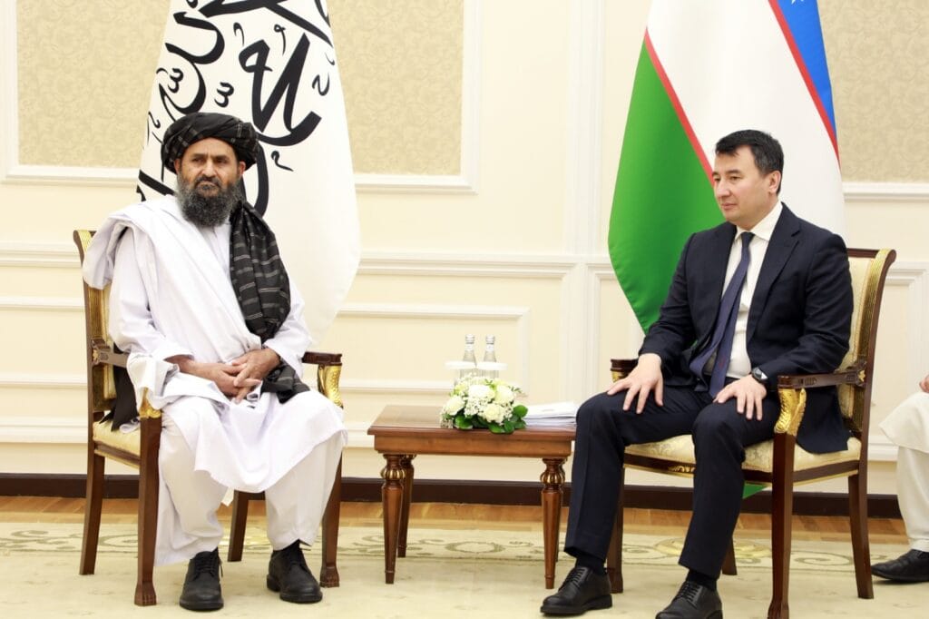 ملا عبدالغنی برادر که در راس یک هیات عالی رتبه عازم ازبیکستان شد با معاون صدر اعظم ازبیکستان در تاشکند دیدار کرد. بر بنیاد خبرنامه دفتر معاونیت اقتصادی ریاست الوزرا، در این دیدار که امروز (۴ ماه حوت) صورت گرفت، دو طرف در مورد گسترش روابط تجارتی و ترانزیتی و همچنان سرمایه گذاری تاجران ازبیکستان در افغانستان گفتو گو کرده اند.