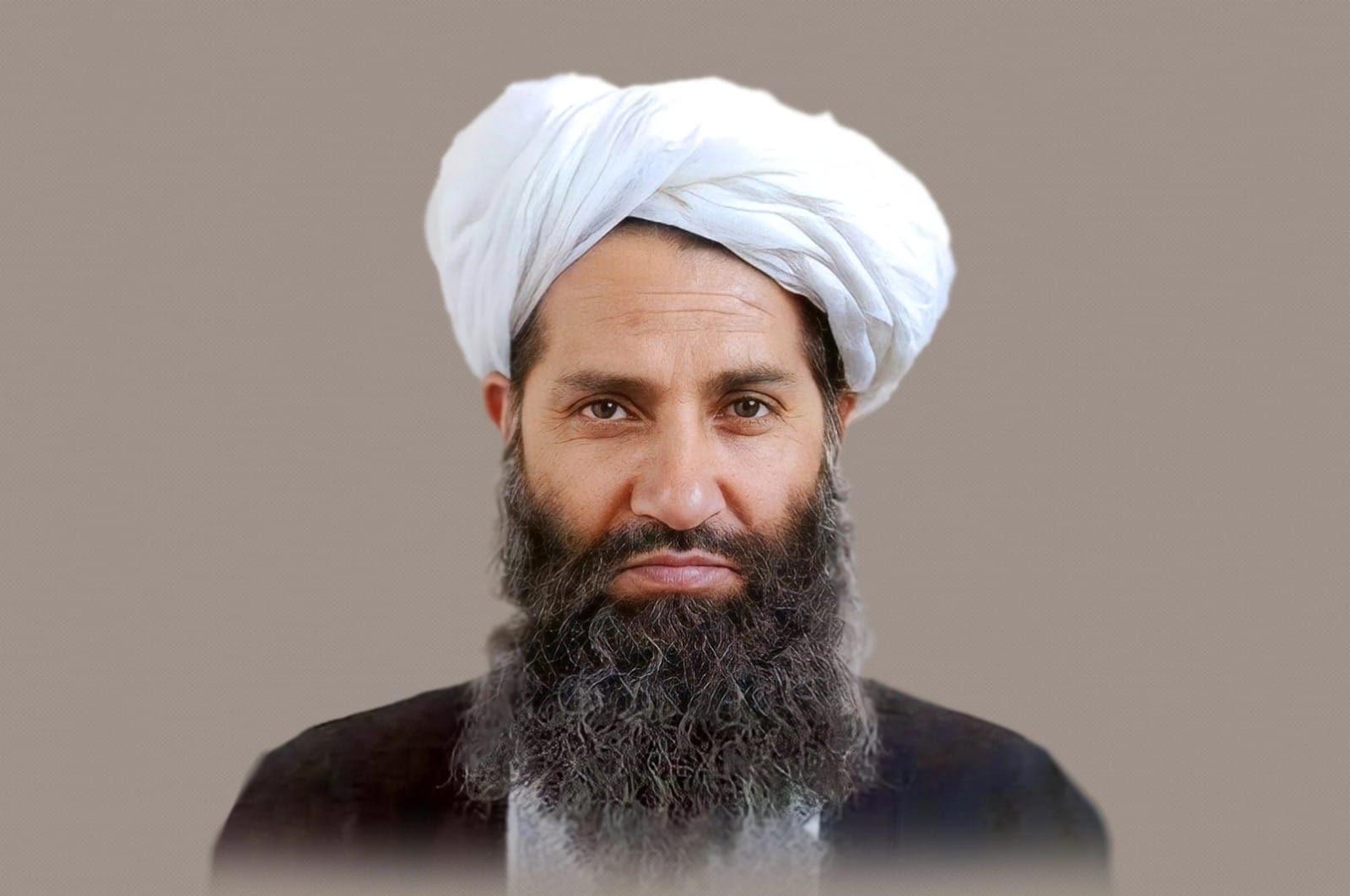 تأکید رهبر امارت اسلامی بر گسترش روابط با جهان و جلوگیری از ظلم در کشور