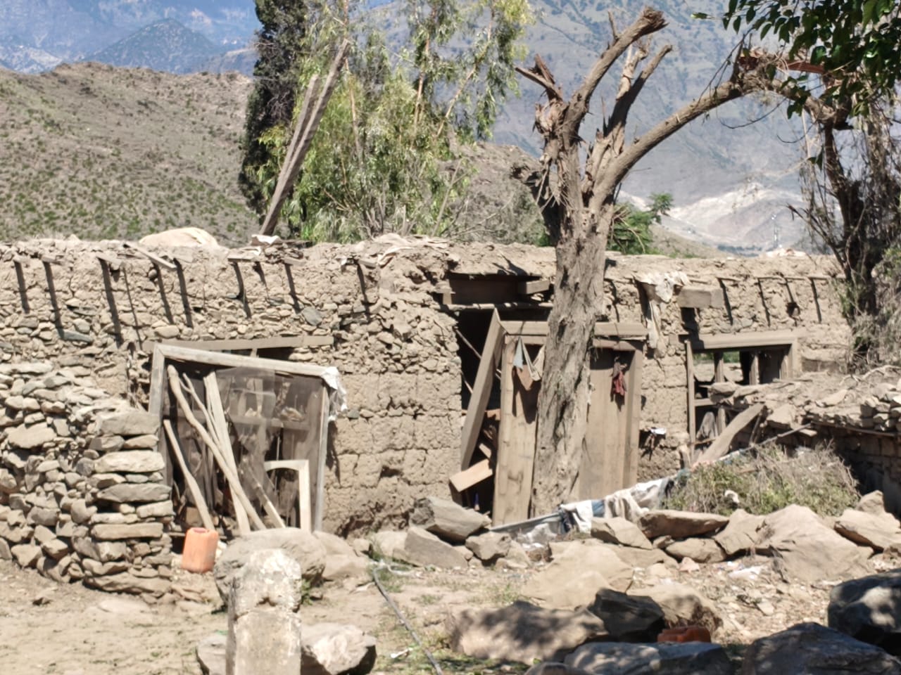 د پاکستان بریدونه؛ خوست کې ۲۷ ملکیانو ته مرګ‌ژوبلې اوښتې
