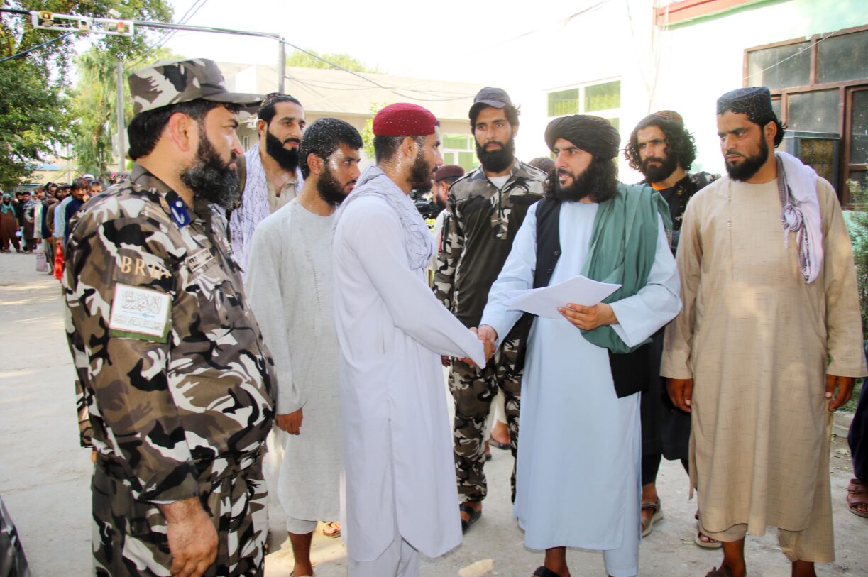 د ازادۍ ۱۰۷مه کلیزه؛ ننګرهار کې سلګونه بندیان خوشې شوي